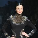 Miranda Kerr, femme fatale, monopolise les podiums pour son retour au pays...