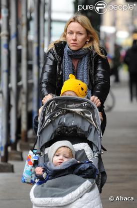 Naomi Watts se promène avec ses deux fils dans le quartier de Soho à New York le 9 février 2010 
