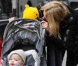 Naomi Watts se promène avec ses deux fils dans le quartier de Soho à New York le 9 février 2010 