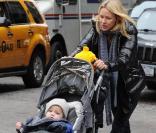 Naomi Watts se promène avec ses deux fils dans le quartier de Soho à New York le 9 février 2010 