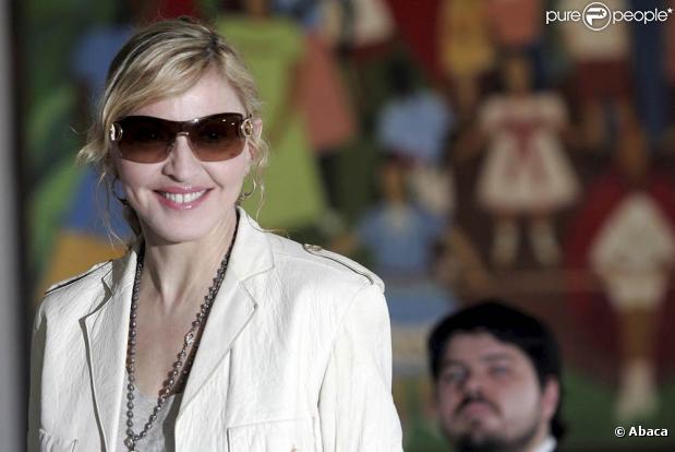 La popstar Madonna en visite au Brésil a rencontré le gouverneur de Sao Paulo José Serra, le 10 février 2010.