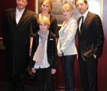 Jean Reno, Raphaëlle Agogué, Mélanie Laurent, Gad Elmaleh et Hugo à la première de La Rafle, à Paris. 14/02/2010