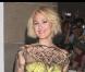 Drew Barrymore porte l'une des robes phares du créateur Alexander McQueen