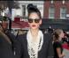 Rihanna porte une combi smoking divine, signée Alexander McQueen ! Avec son collier de perles, et sa banane très rock'n'roll, la belle a brillé lors de la première d'Inglorious Basterds ! 