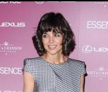 Katie Holmes, très élégante dans cette robe drapée satinée, à imprimés damier d\'Alexander McQueen