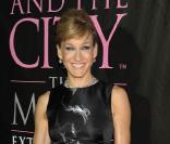 Sarah Jessica Parker est une vraie fan d\'Alexander McQueen ! Pour le lancement du DVD de Sex and The City, la star opte pour une robe noire satinée signée par le grand créateur !<br />