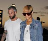 Rihanna arrive à l'aéroport de Sydney après trois jours de promo le 16 février 2010, et retourne aux Etats-Unis  