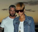 Rihanna arrive à l'aéroport de Sydney après trois jours de promo le 16 février 2010, et retourne aux Etats-Unis  
