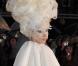 Lady Gaga sur le tapis rouge, arrivée remarquée, lors des Brit Awards, à Londres, le 16 février 2010 !