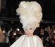 Lady Gaga sur le tapis rouge, arrivée remarquée, lors des Brit Awards, à Londres, le 16 février 2010 !