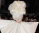 Lady Gaga sur le tapis rouge, arrivée remarquée, lors des Brit Awards, à Londres, le 16 février 2010 !