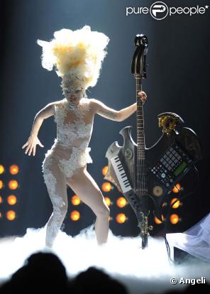 Lady Gaga interprète  Telephone  et  Dance In The Dark  en hommage à alexander McQueen, lors des Brit Awards, à Londres, le 16 février 2010 !