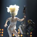 Regardez l'incroyable Lady Gaga aux Brit Awards rendre hommage à Alexander McQueen !