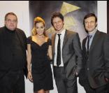 Les acteurs du jeu, Sam Douglas, Jacqui Ainsley, Leon Eckenden et Pascal Langdale prennent la pose à l'avant-première du jeu vidéo Heavy Rain de Sony pour la PS3 au cinéma Marignan des Champs Elysées à Paris le 16 février 2010