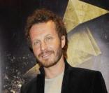 Sinclair, cool et élégant, à l'avant-première du jeu vidéo Heavy Rain de Sony pour la PS3 au cinéma Marignan des Champs Elysées à Paris le 16 février 2010
