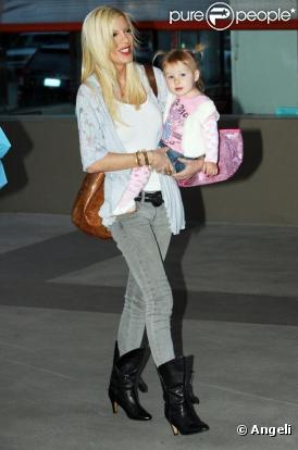  Tori Spelling et sa fille Stella en courses (19 février 2010 à West Hollywood) 