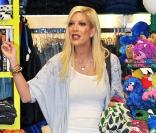 Tori Spelling  (19 février 2010 dans un magasin de jouets de L.A.)