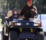 Matthew McConaughey et son fils Levi : balade entre hommes (16 février 2010 à Los Angeles)