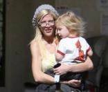 Tori Spelling avec son fils Liam à Los Angeles (16 février 2010)