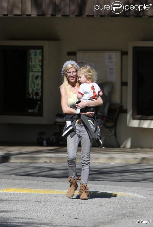 Tori Spelling avec son fils Liam à Los Angeles (16 février 2010)