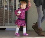 Tori Spelling avec sa fille Stella à Los Angeles (16 février 2010)
