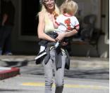 Tori Spelling avec son fils Stella à Los Angeles (16 février 2010)