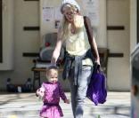 Tori Spelling avec sa fille Stella à Los Angeles (16 février 2010)