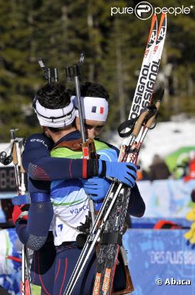 Martin Fourcade a décroché l'argent en biathlon sur le 15 km (mass start). Son frère Simon s'est classé 14e. A l'arrivée, le gain de la médaille a offert une belle scène de liesse entre les Fourcade brothers !