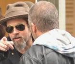 Brad Pitt et ses deux filles Zahara et Shiloh chez Bonpoint à Paris le 23 février 
