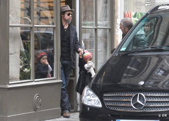 Brad Pitt et ses deux filles Zahara et Shiloh chez Bonpoint à Paris le 23 février 