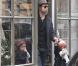 Brad Pitt et ses deux filles Zahara et Shiloh chez Bonpoint à Paris le 23 février 