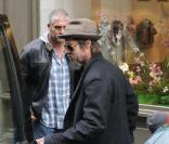 Brad Pitt et ses deux filles Zahara et Shiloh chez Bonpoint à Paris le 23 février 