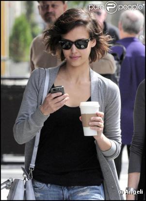 Jessica Alba à Los Angeles le 1/03/10 en pleine séance shopping
