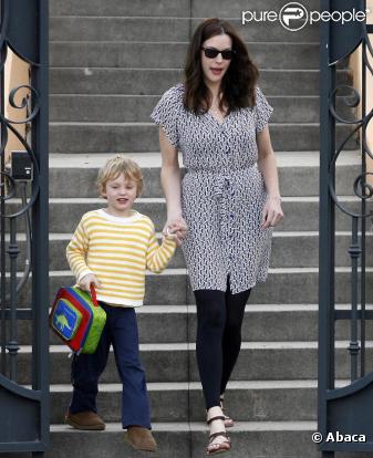 Liv Tyler vient chercher son fils Milo à l'école à Los Deliz le 1er mars 2010