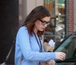 Anne Hathaway, surprise sans maquillage dans les rues de Beverly Hills, mercredi 3 mars.