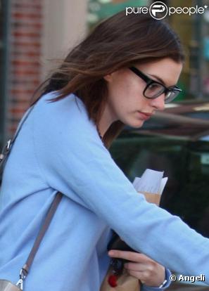 Anne Hathaway, surprise sans maquillage dans les rues de Beverly Hills, mercredi 3 mars.