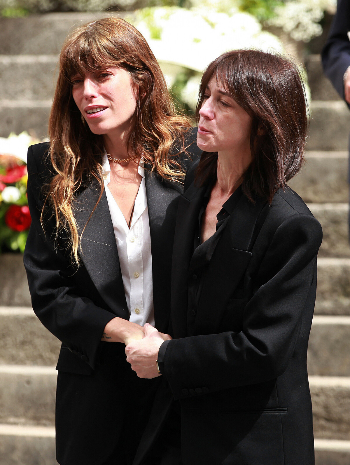 Vidéo Obsèques de Jane Birkin Charlotte et Lou unies ses petits