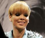 Rihanna signe des autographes au centre commercial Alexa à Berlin le 3 mars 2010 afin de présenter son single Rude Boy