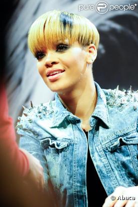 Rihanna signe des autographes au centre commercial Alexa à Berlin le 3 mars 2010 afin de présenter son single Rude Boy