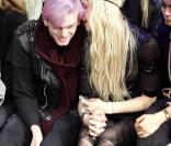 Peaches Geldof et son boyfriend s'aiment beaucoup, et le prouvent devant l'assemblée, lors d'un défilé. Mars 2010