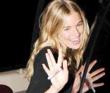 Sienna Miller a trouvé une pièce qu'elle ne peut plus quitter : un sac vintage rouge ravissant signé Prada ! Le it-bag de tous les jours pour la belle blonde !