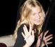 Sienna Miller a trouvé une pièce qu'elle ne peut plus quitter : un sac vintage rouge ravissant signé Prada ! Le it-bag de tous les jours pour la belle blonde !