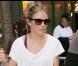 Sienna Miller a trouvé une pièce qu'elle ne peut plus quitter : un sac vintage rouge ravissant signé Prada ! Le it-bag de tous les jours pour la belle blonde !