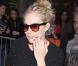 Sienna Miller a trouvé une pièce qu'elle ne peut plus quitter : un sac vintage rouge ravissant signé Prada ! Le it-bag de tous les jours pour la belle blonde !