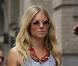 Sienna Miller a trouvé une pièce qu'elle ne peut plus quitter : un sac vintage rouge ravissant signé Prada ! Le it-bag de tous les jours pour la belle blonde !