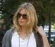 Sienna Miller a trouvé une pièce qu'elle ne peut plus quitter : un sac vintage rouge ravissant signé Prada ! Le it-bag de tous les jours pour la belle blonde !