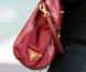 Sienna Miller a trouvé une pièce qu'elle ne peut plus quitter : un sac vintage rouge ravissant signé Prada ! Le it-bag de tous les jours pour la belle blonde !
