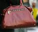 Sienna Miller a trouvé une pièce qu'elle ne peut plus quitter : un sac vintage rouge ravissant signé Prada ! Le it-bag de tous les jours pour la belle blonde !