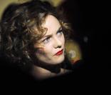 Regardez, 18 ans après, Vanessa Paradis se laisse à nouveau diriger pour Chanel... Divin !