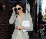 Maggie Gyllenhaal sort de chez son médecin le 4 mars 2010 à Beverly Hills
